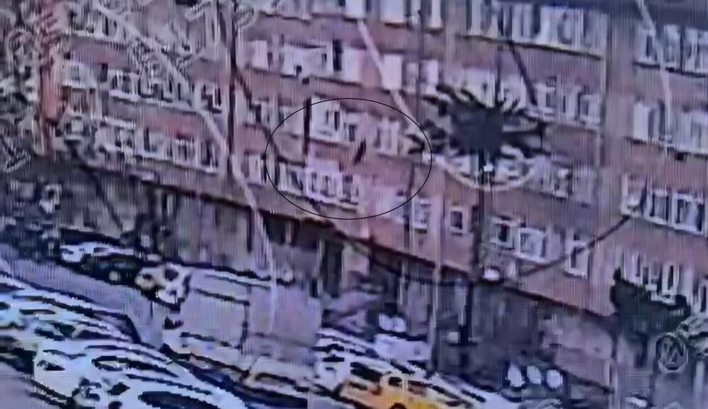 Psikolojik Sorunlari Oldugu Iddia Edilen Sahis 5 Kattan Baliklama Atlayan Sahis Hayati (1)-1