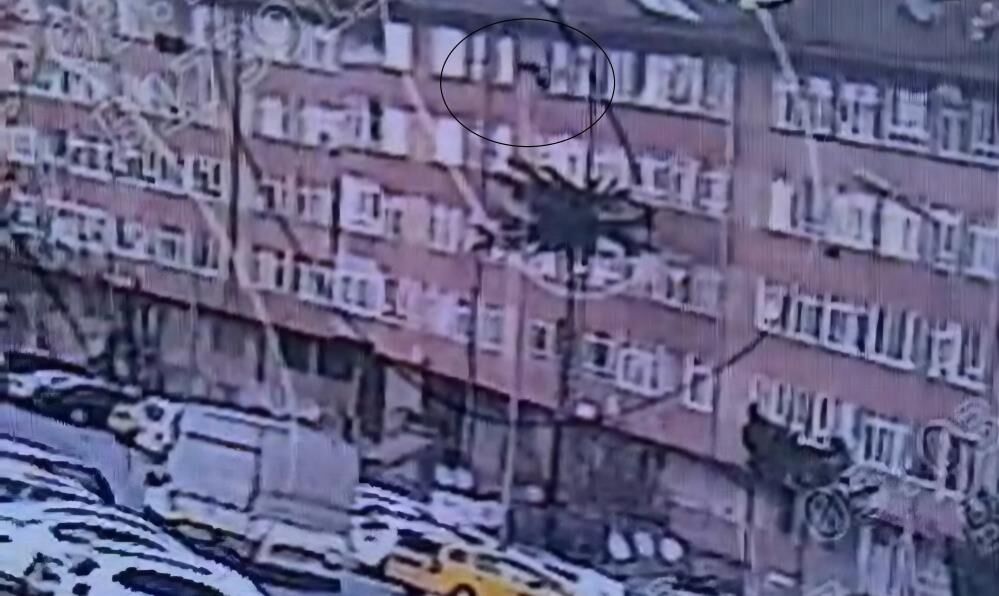 Psikolojik Sorunlari Oldugu Iddia Edilen Sahis 5 Kattan Baliklama Atlayan Sahis Hayati (2)