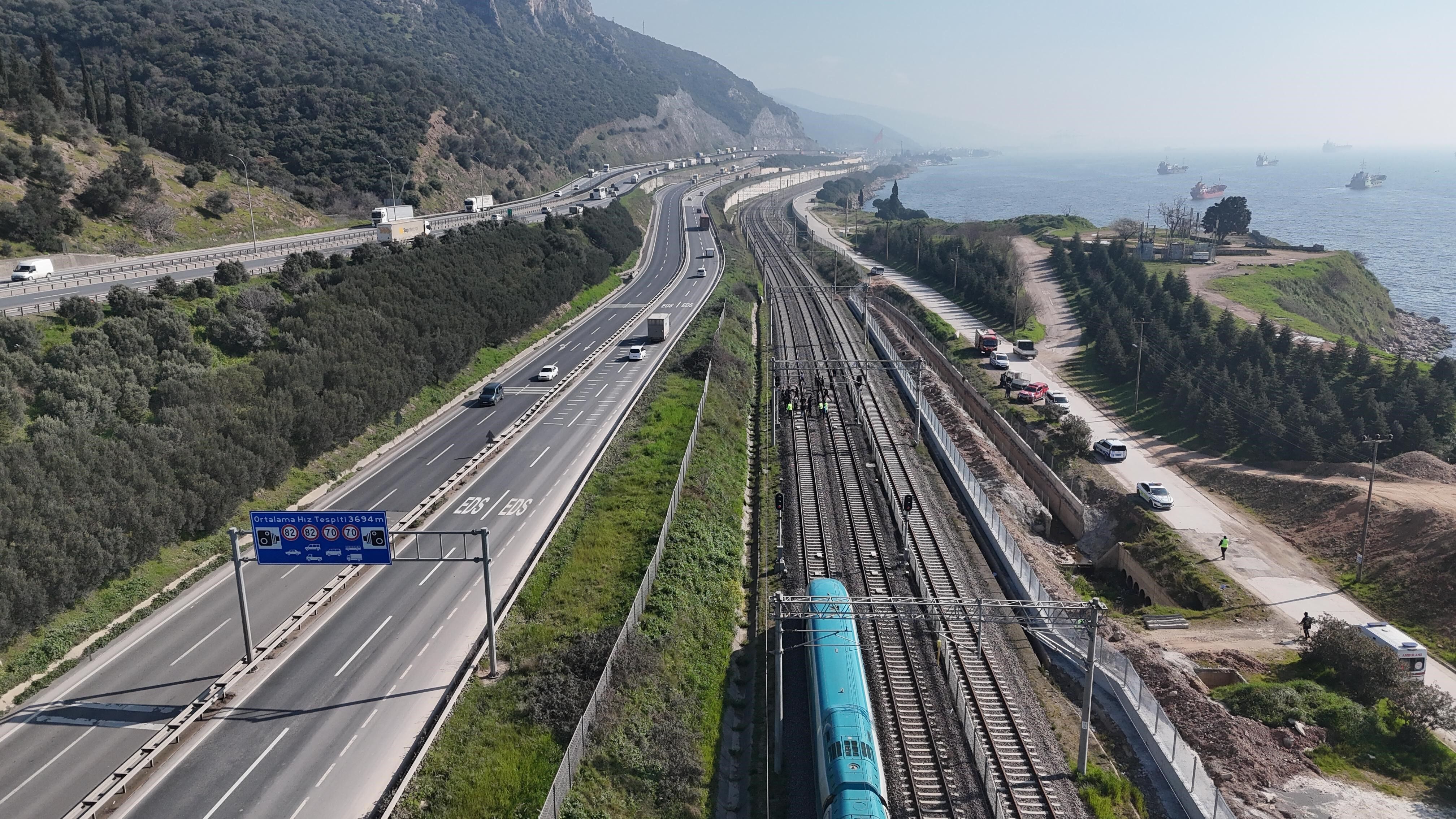 Raylarda Feci Olum Trenin Onune Atlayan Kisi Hayatini Kaybetti (2)