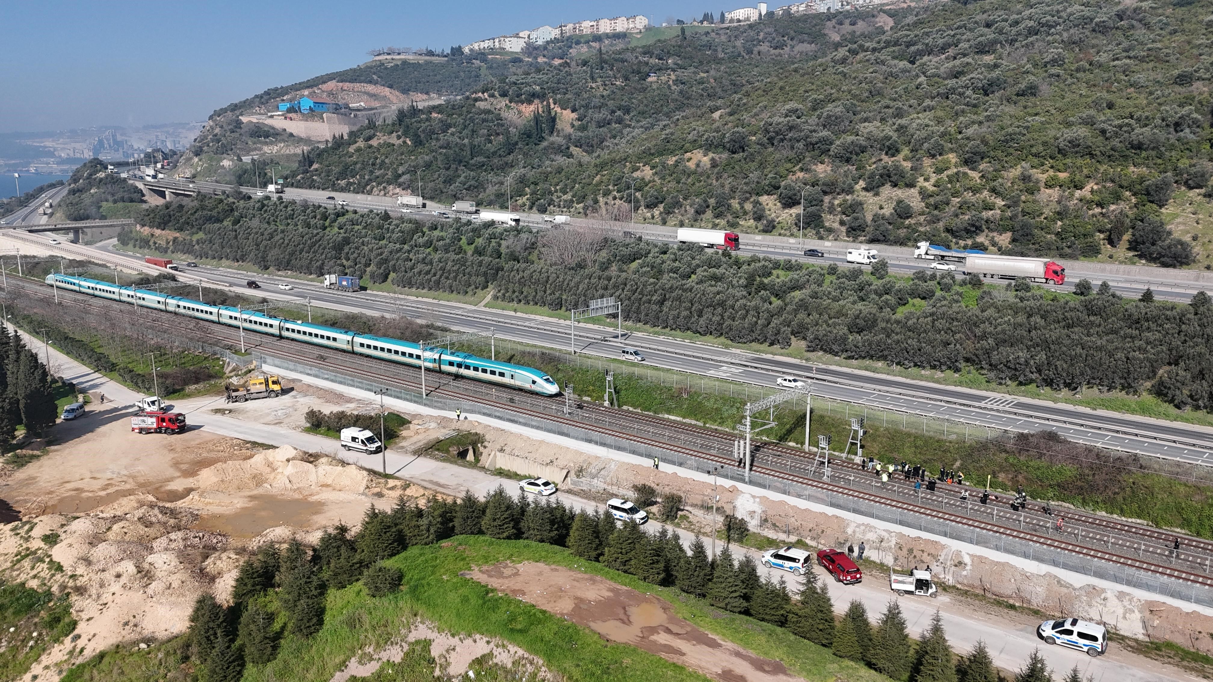 Raylarda Feci Olum Trenin Onune Atlayan Kisi Hayatini Kaybetti (3)