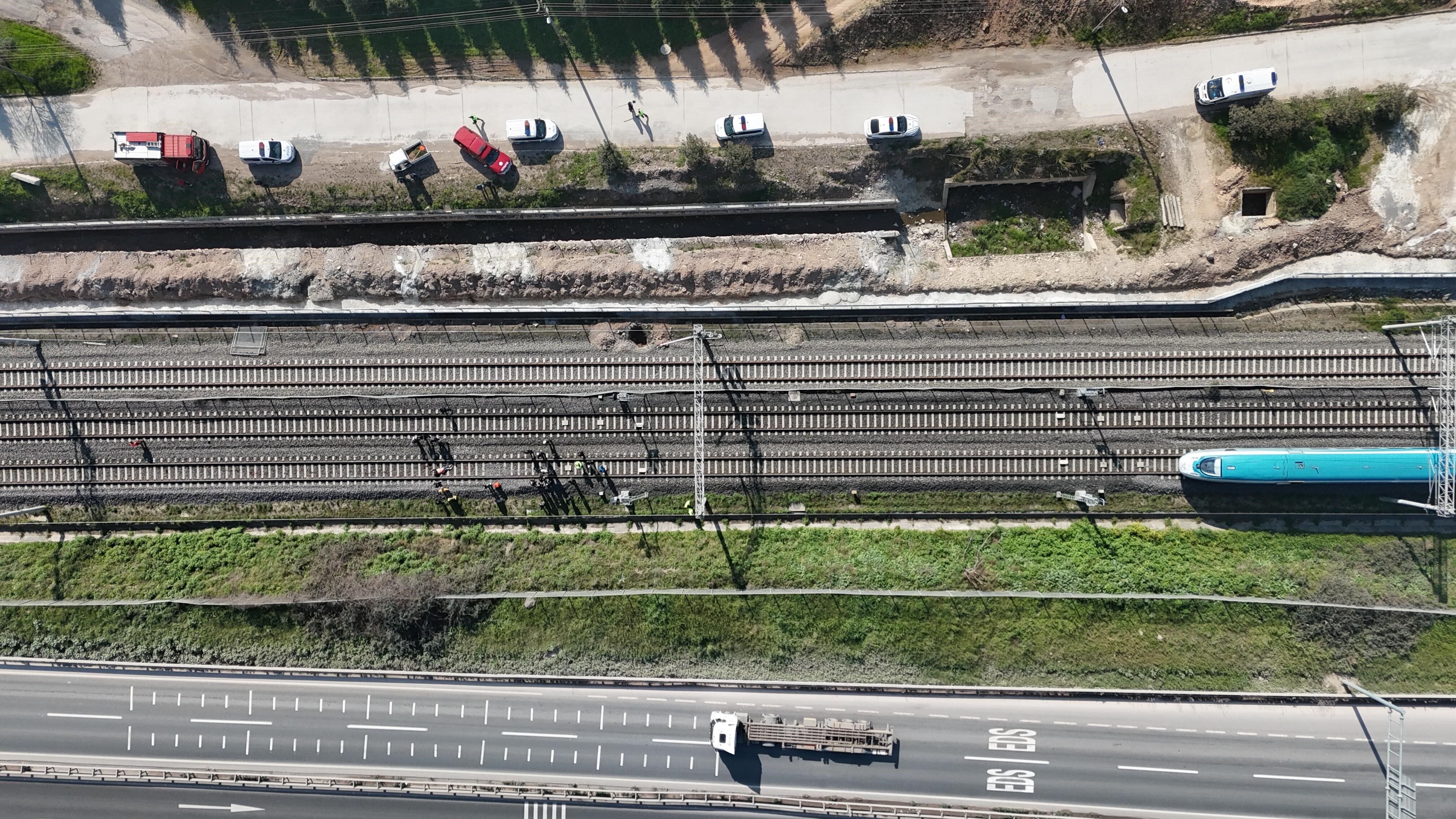 Raylarda Feci Olum Trenin Onune Atlayan Kisi Hayatini Kaybetti (5)