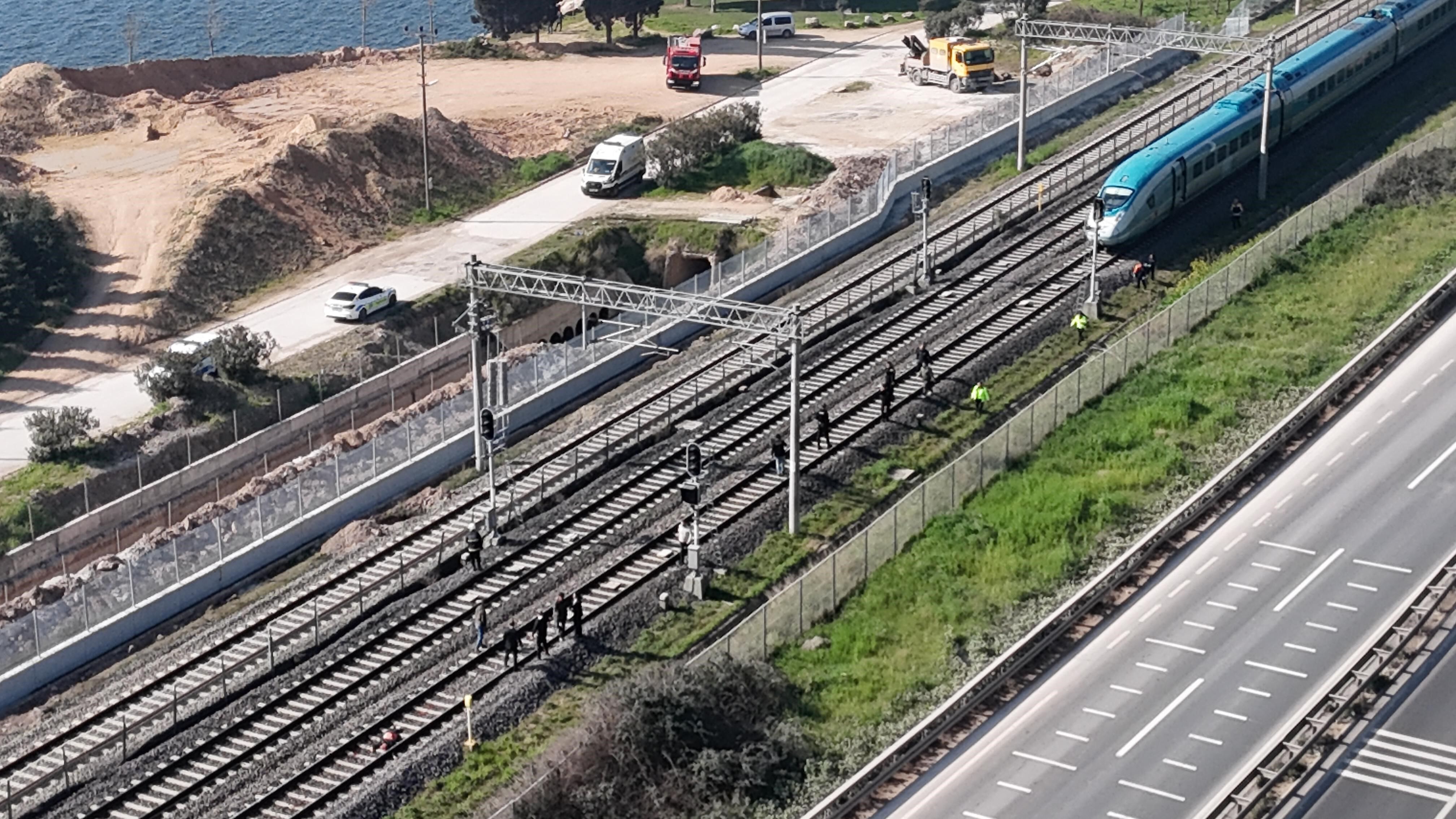 Raylarda Feci Olum Trenin Onune Atlayan Kisi Hayatini Kaybetti (6)