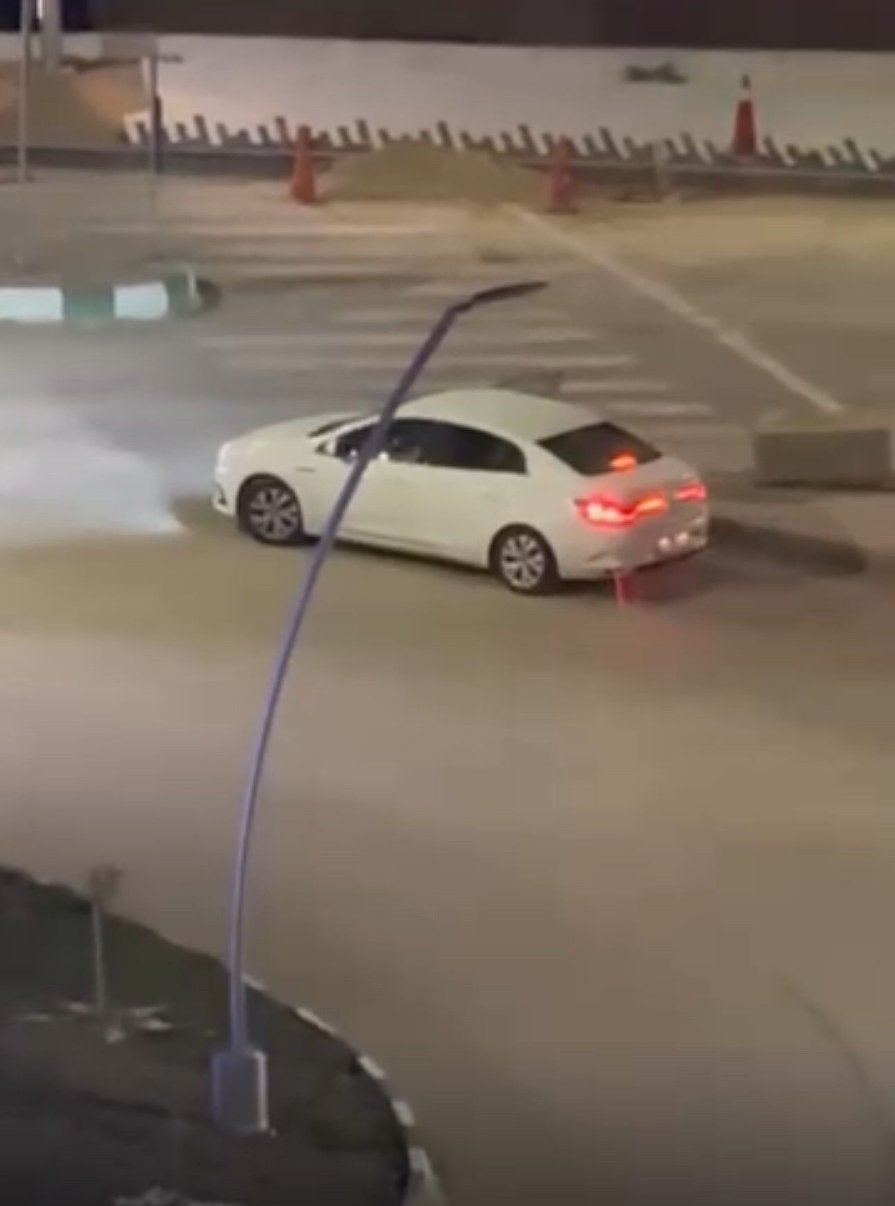 Refujdeki Kaldirim Taslarini Bagaja Yukleyip Kactilar O Anlar Kamerada (1)-1