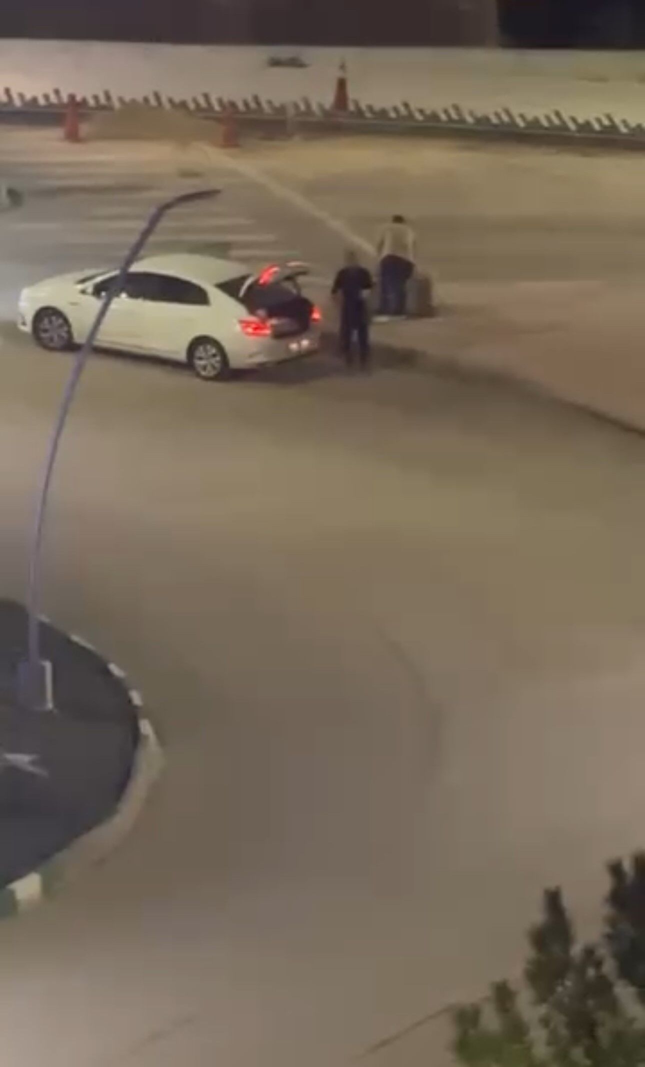 Refujdeki Kaldirim Taslarini Bagaja Yukleyip Kactilar O Anlar Kamerada (3)