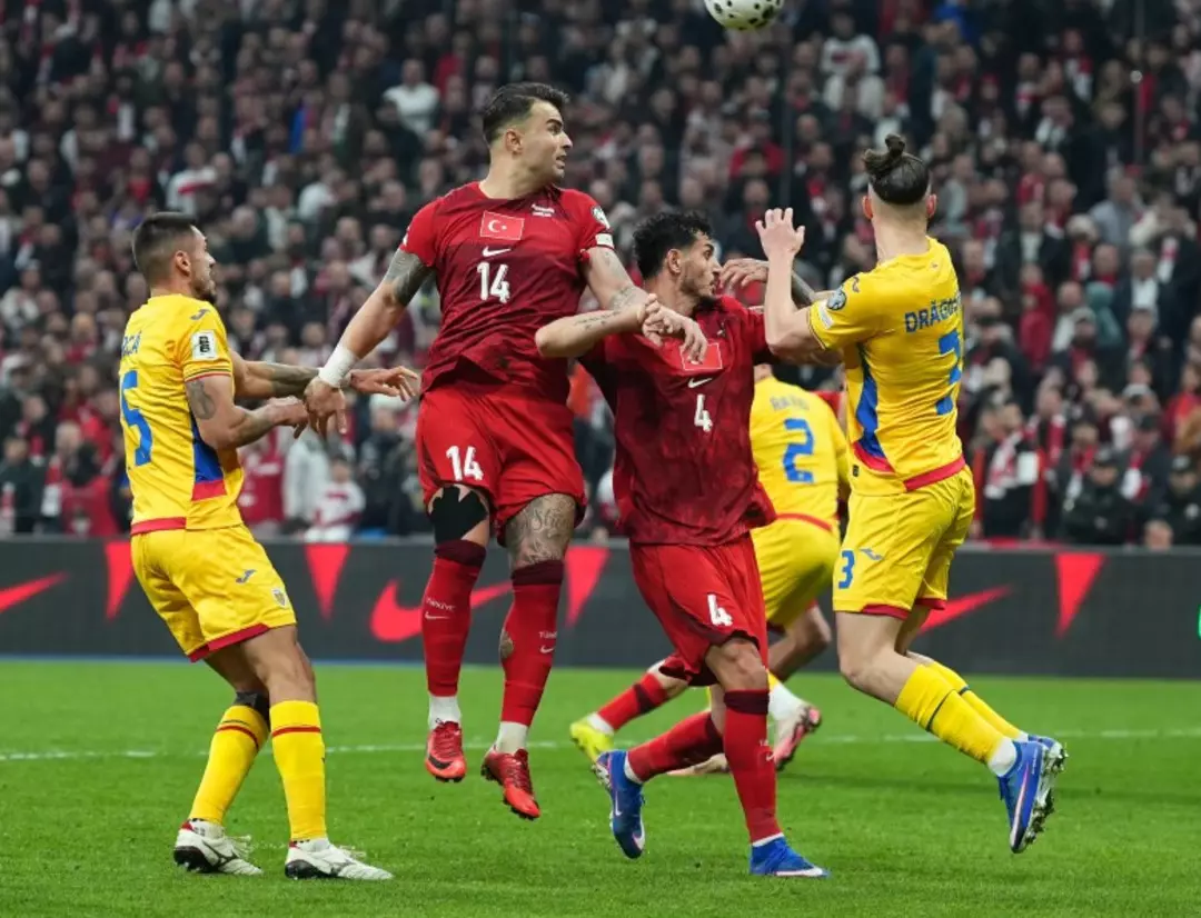 Romanya Milli Takimi Tunelde Coktu Tanase Sandalye Firlatti (2)