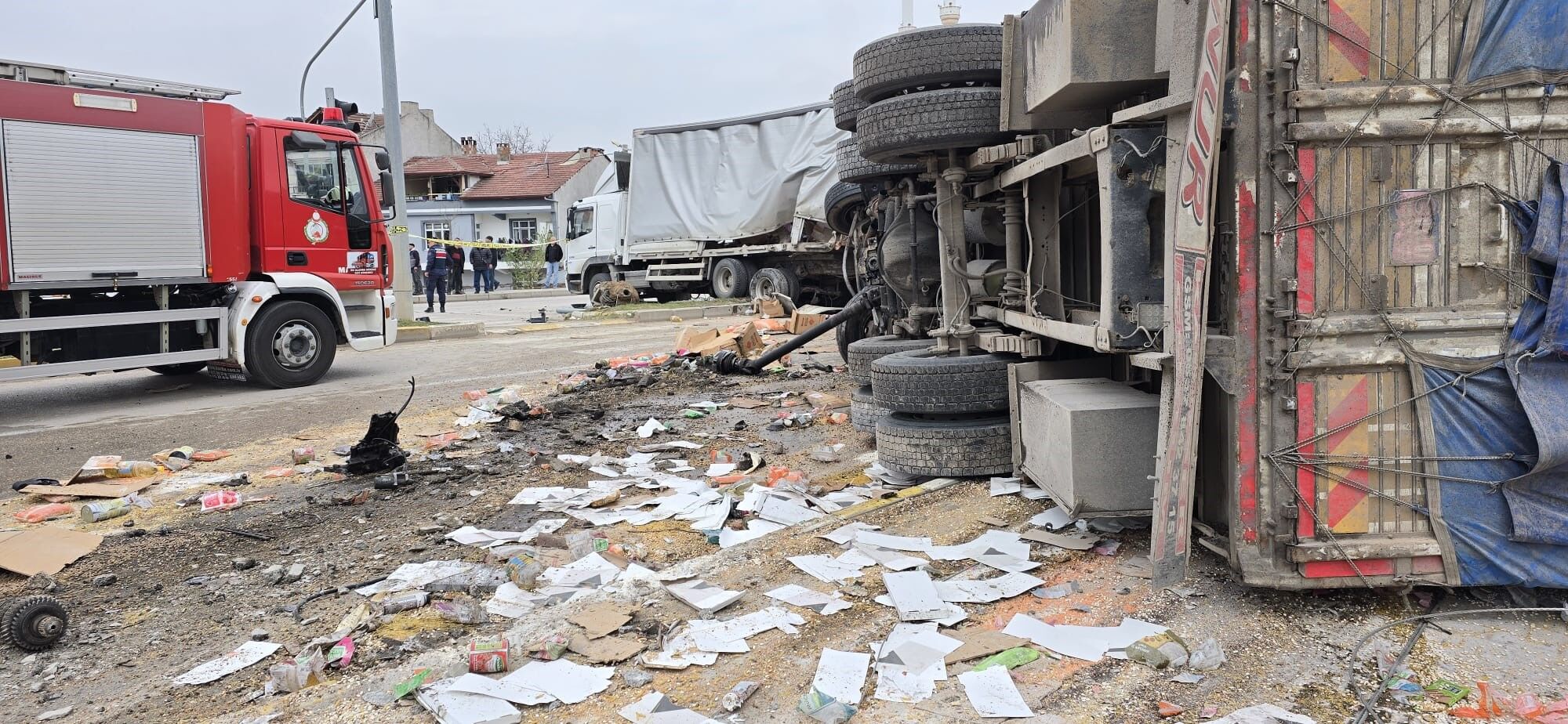 Sabah Saatlerinde Korku Dolu Anlar Freni Patlayan Tir Ortaligi Savas Alanina Cevirdi 7 (1)-1
