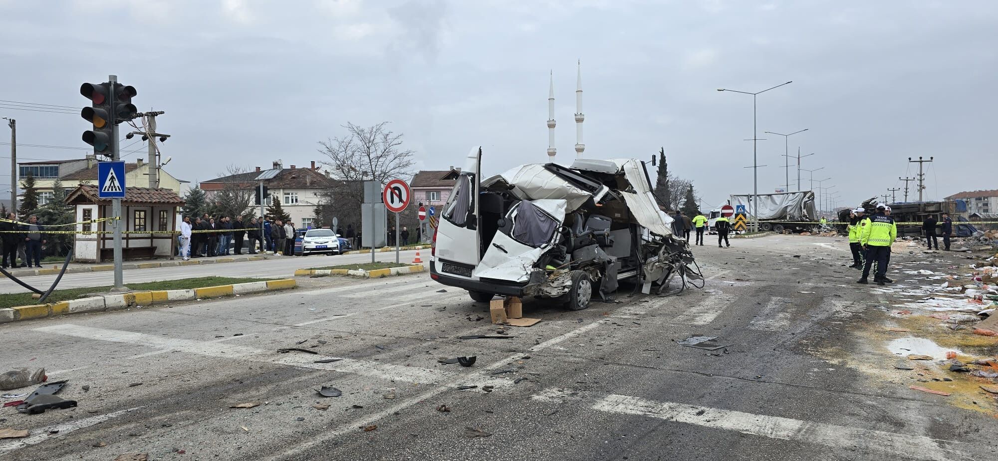 Sabah Saatlerinde Korku Dolu Anlar Freni Patlayan Tir Ortaligi Savas Alanina Cevirdi 7 (4)