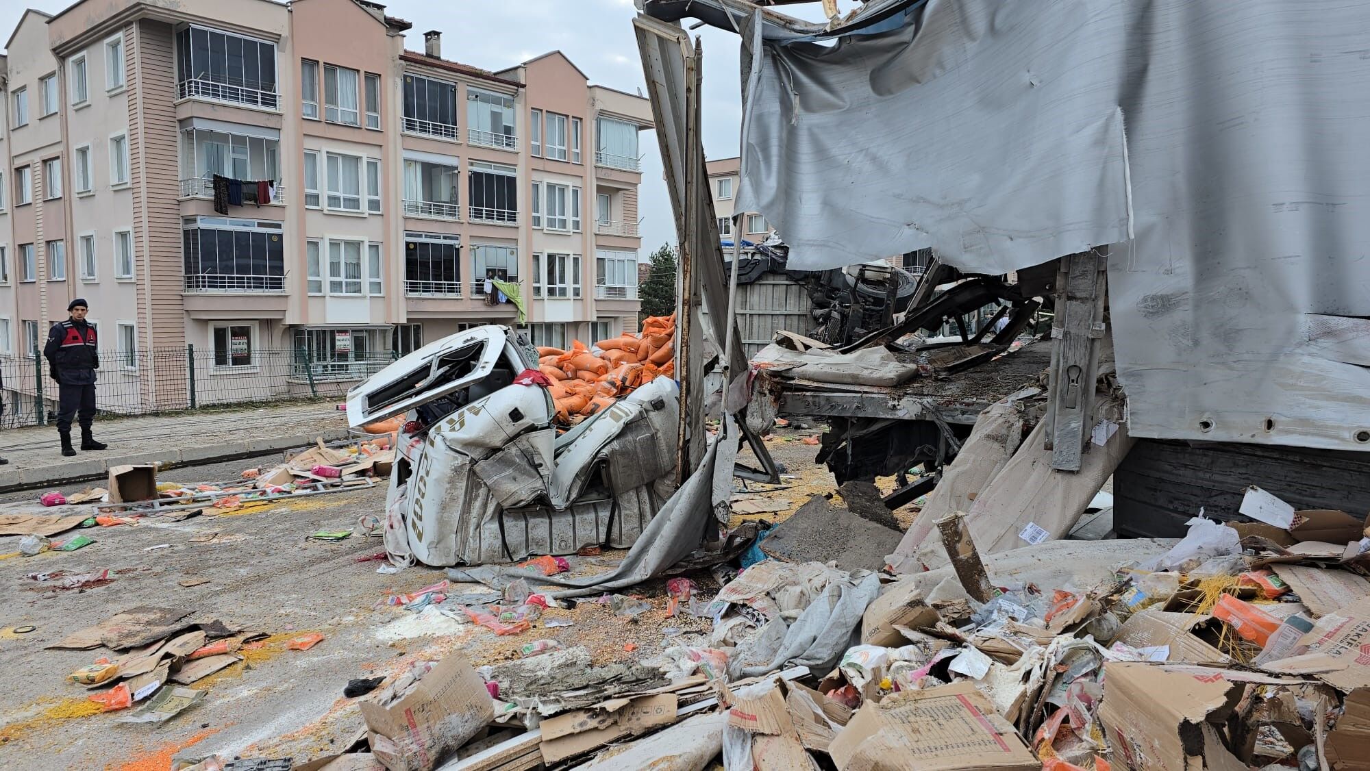 Sabah Saatlerinde Korku Dolu Anlar Freni Patlayan Tir Ortaligi Savas Alanina Cevirdi 7 (6)