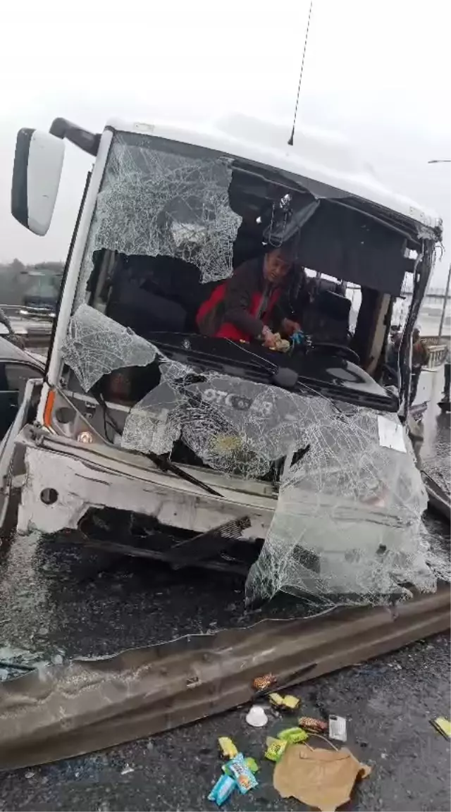 Saganak Yagis Kazayi Getirdi Istanbulda Polis Servisi Kaza Yapti 1 Polis Sehit 16 Yarali (2)-1