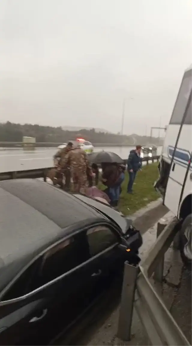 Saganak Yagis Kazayi Getirdi Istanbulda Polis Servisi Kaza Yapti 1 Polis Sehit 16 Yarali (3)