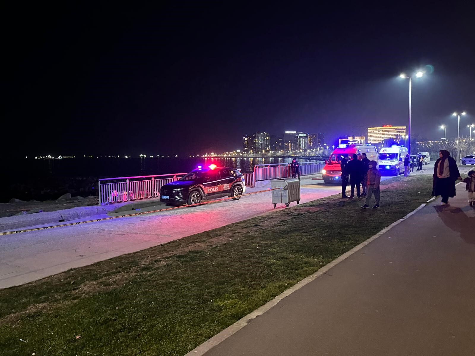 Sahil Sessizlige Burundu Anne Atladi Kiz Ardindan Taniklarin Anlattiklari Kan Dondurdu (2)