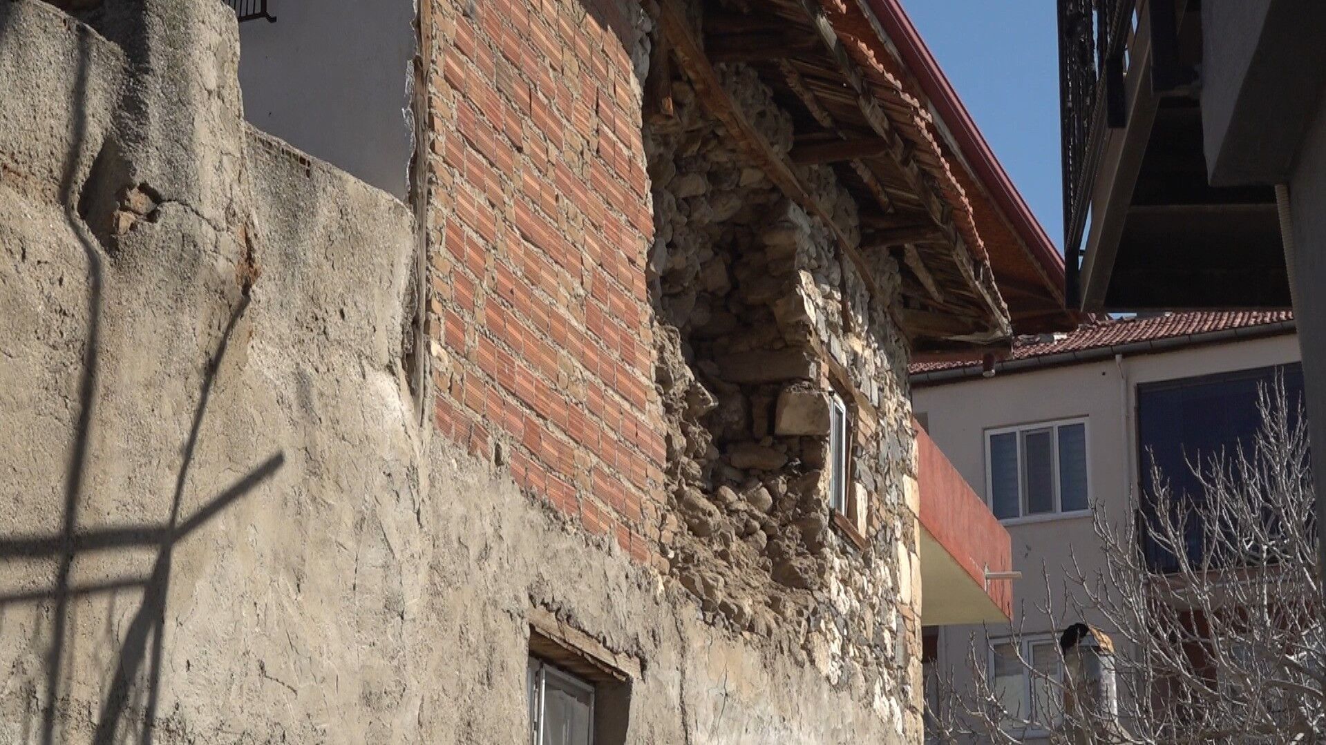 Salihli Halki Da Korku Dolu Anlar Yasamisti Buldanda 51Lik Deprem Sonrasi Eski Yapilar (2)