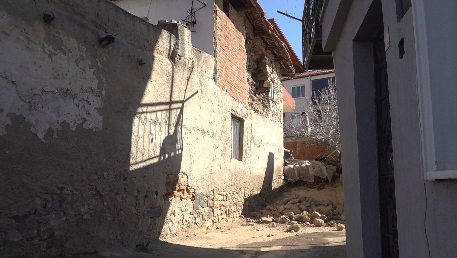 Salihli Halki Da Korku Dolu Anlar Yasamisti Buldanda 51Lik Deprem Sonrasi Eski Yapilar (3)