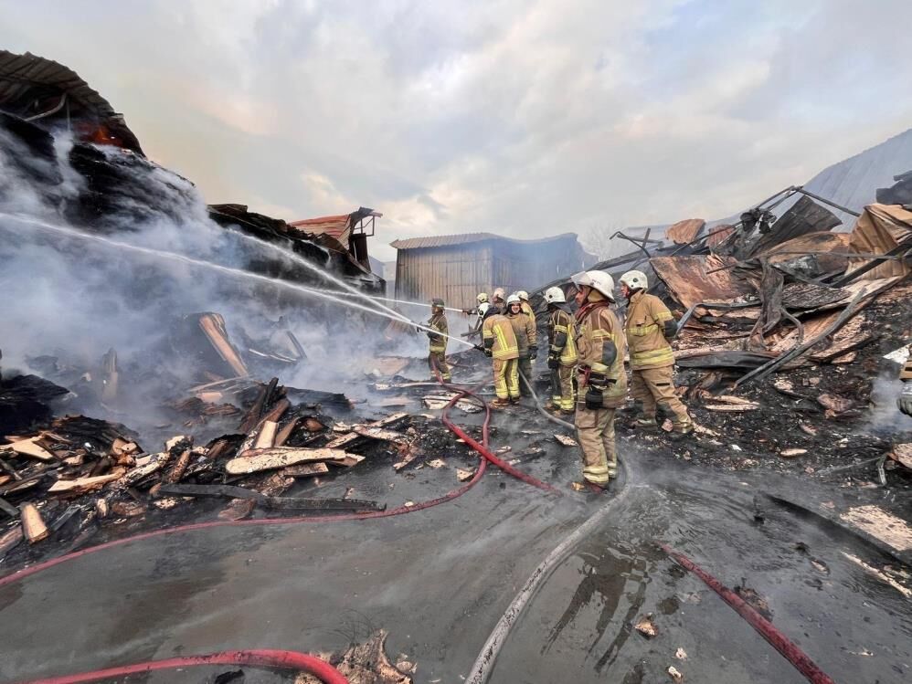 Sanayi Sitesinde Sabaha Karsi Yangin 3 Atolye Ve 2 Depo Kule Dondu Buyuk Maddi Hasar M (1)-1