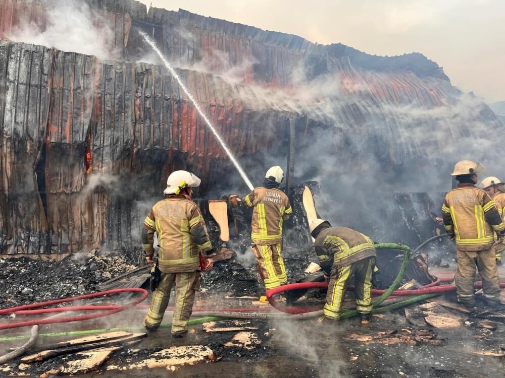 Sanayi Sitesinde Sabaha Karsi Yangin 3 Atolye Ve 2 Depo Kule Dondu Buyuk Maddi Hasar M (6)