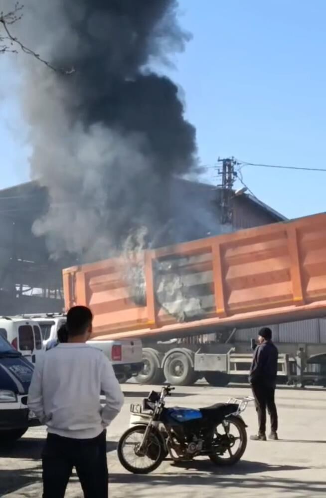 Sanayi Sitesindeki Is Yerinden Yukselen Dumanlar Panige Neden Oldu (3)