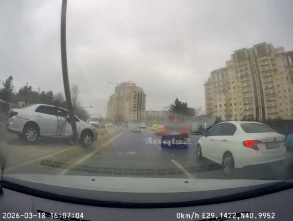 Saniyelerle Olumden Donuldu Elektrik Diregi Aracin Onune Devrildi (2)