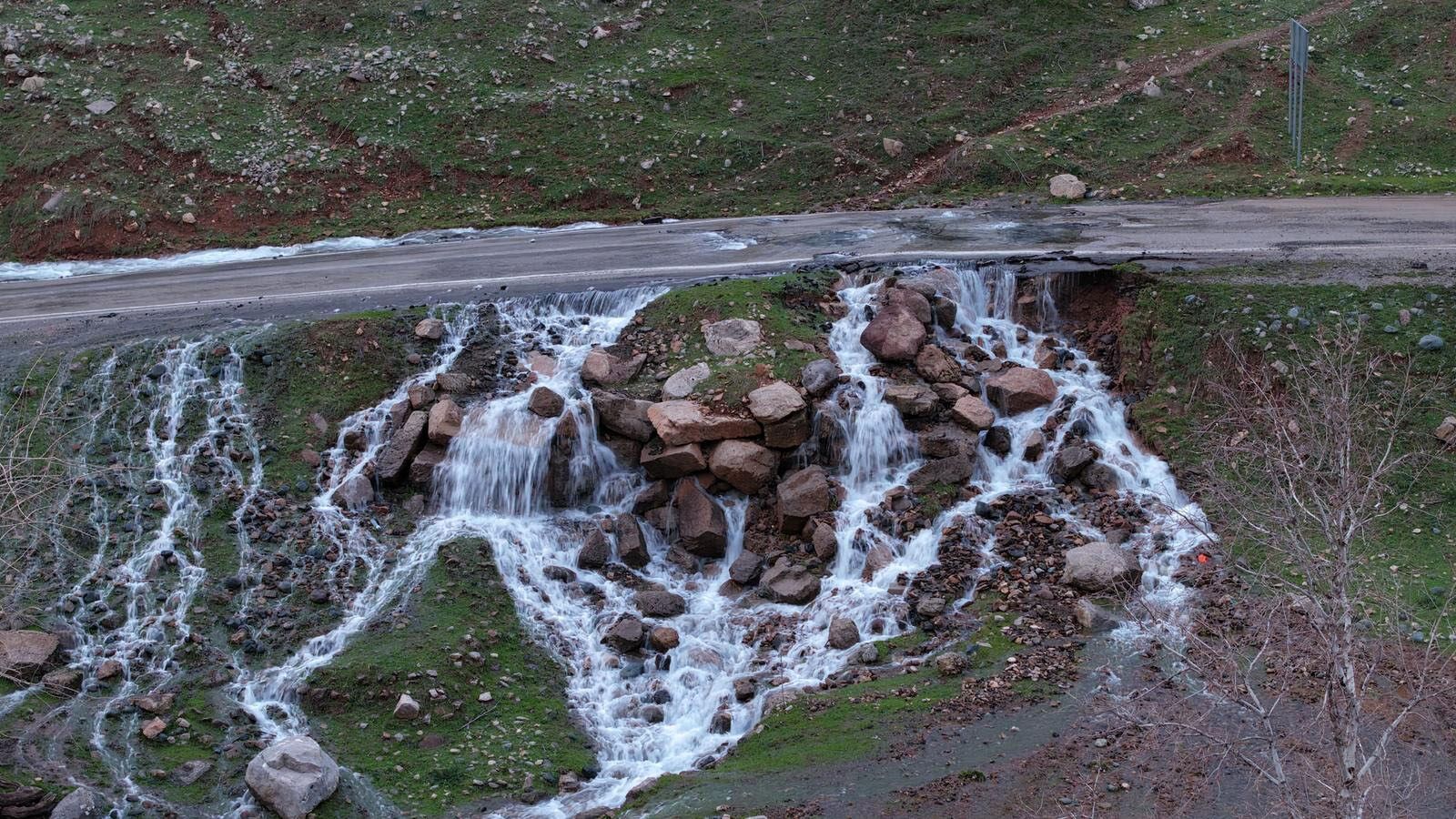Sasirtan Goruntu Asfaltin Ortasindan Su Pinari Fiskirdi-2