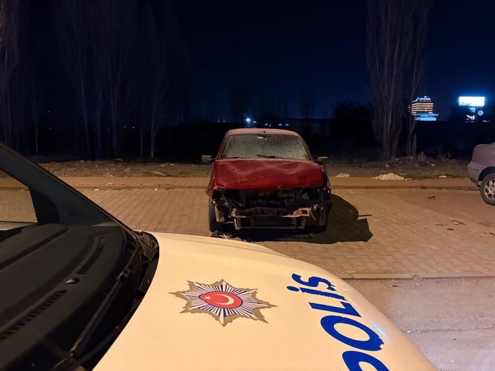 Satisini Yaptigi Arabayi Kazali Halde Otoparkta Gorunce Soka Ugradi (3)