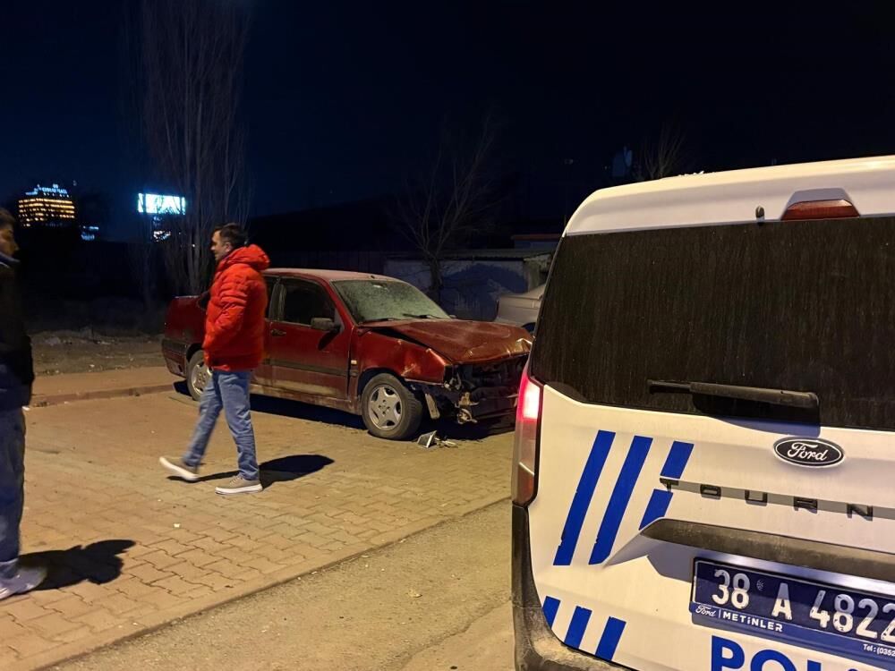 Satisini Yaptigi Arabayi Kazali Halde Otoparkta Gorunce Soka Ugradi (4)