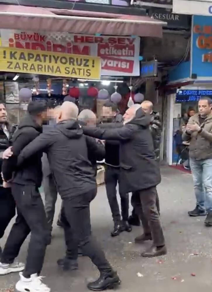 Seyyar Satici Zabita Memuruna Tekme Ve Yumruklarla Saldirdi O Anlar Cep Telefonuna Yan (1)