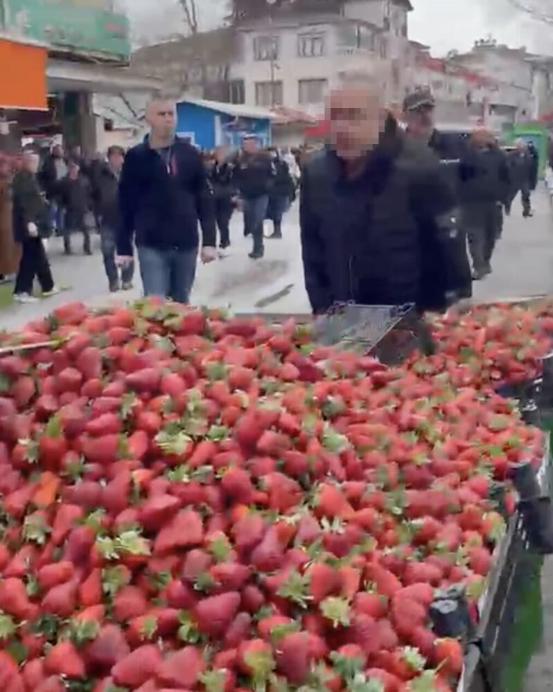 Seyyar Satici Zabita Memuruna Tekme Ve Yumruklarla Saldirdi O Anlar Cep Telefonuna Yan (3)