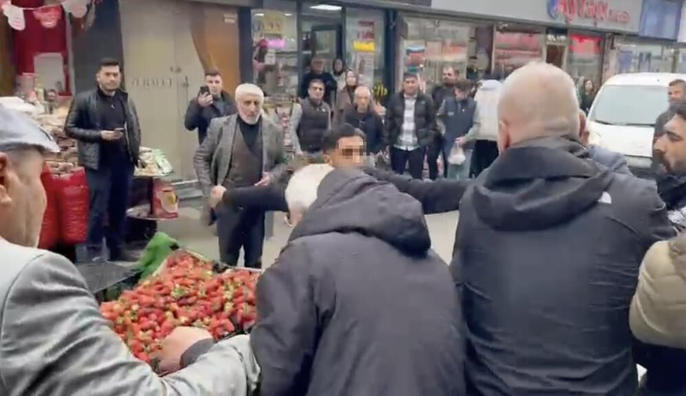 Seyyar Satici Zabita Memuruna Tekme Ve Yumruklarla Saldirdi O Anlar Cep Telefonuna Yan (4)