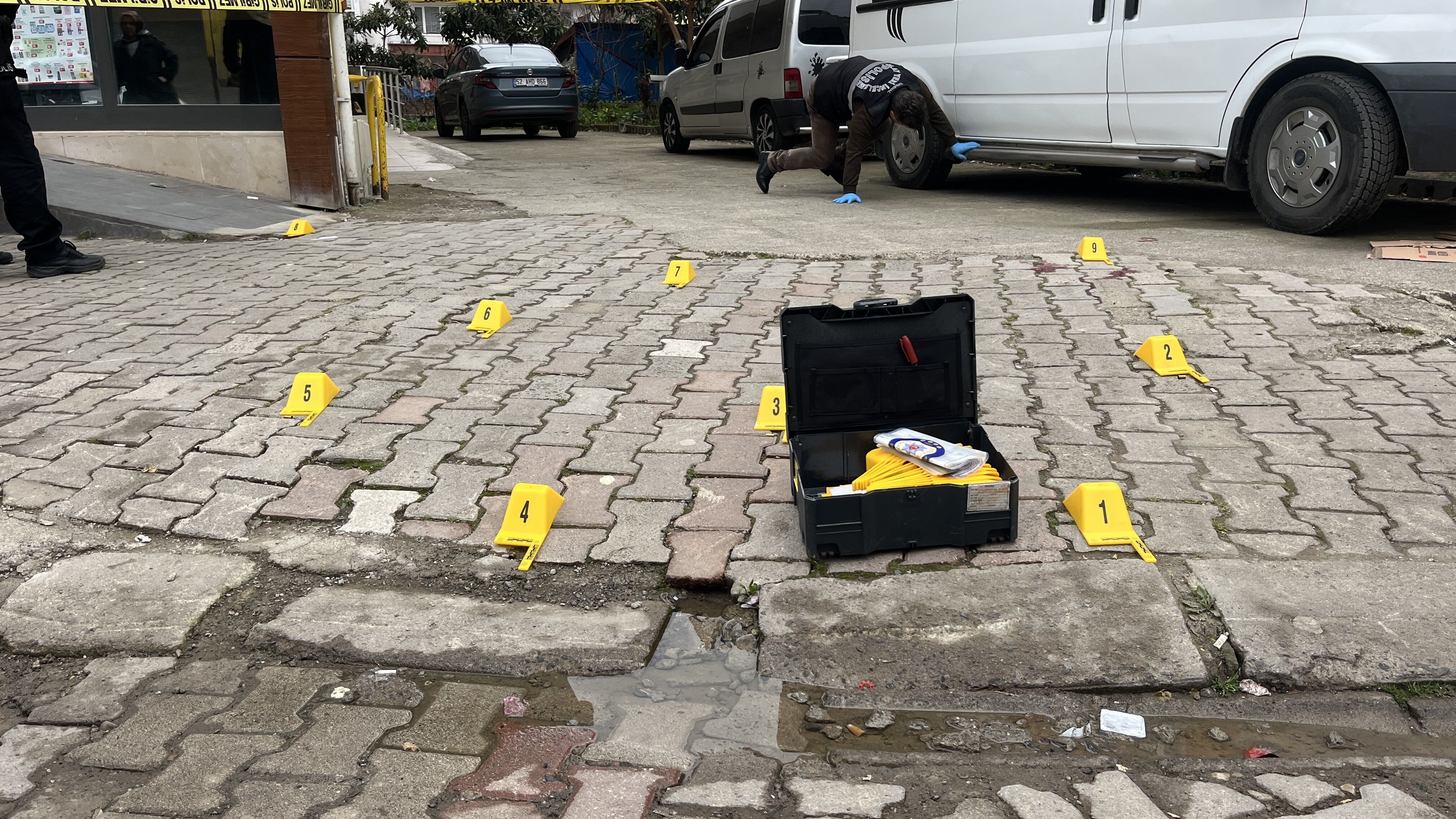 Sokak Ortasinda Ates Etti 10 Kursunla Infaz Edilen Genc Kurtarilamadi (1)-1