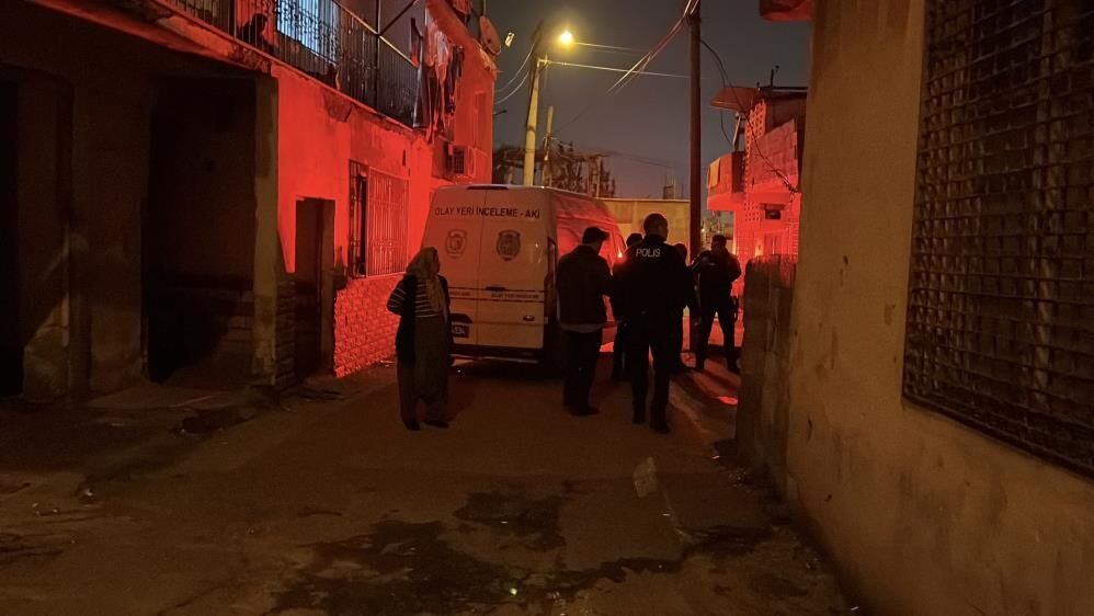 Sokak Ortasinda Dehset 18 Yasindaki Kadin Evinin Onunde Basindan Vurularak Hayatini Ka (2)