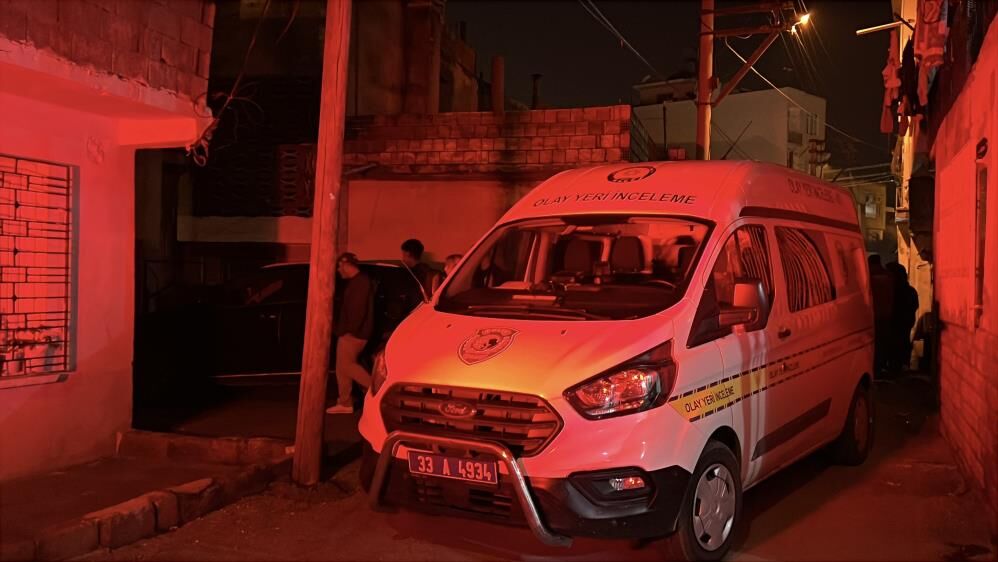 Sokak Ortasinda Dehset 18 Yasindaki Kadin Evinin Onunde Basindan Vurularak Hayatini Ka (4)