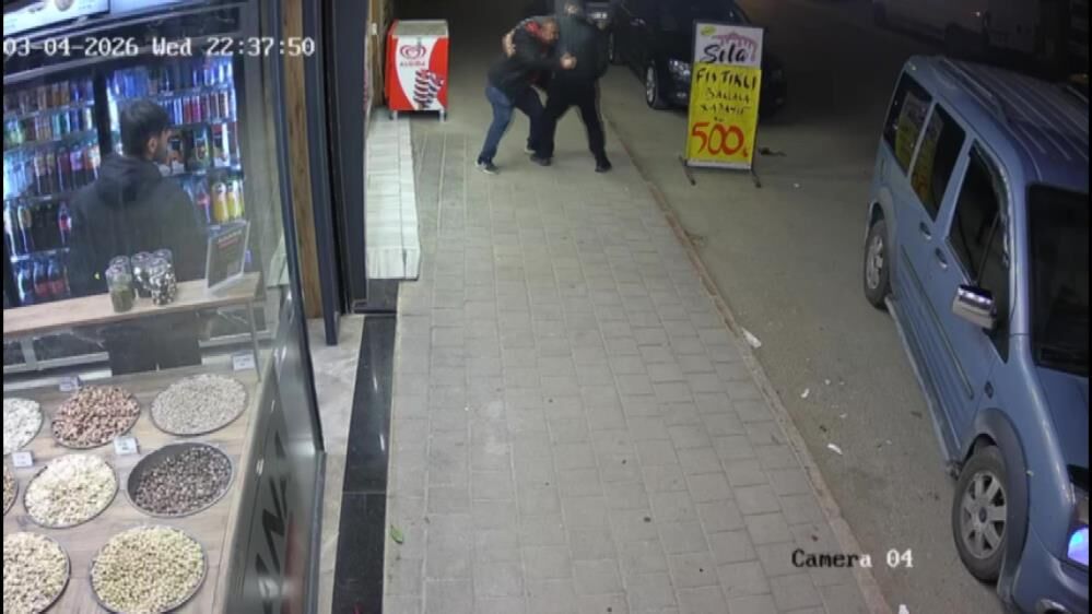 Sokak Ortasinda Kardes Kavgasi Aractan Inip Saldirdi O Anlar Guvenlik Kamerasinda (1)-1