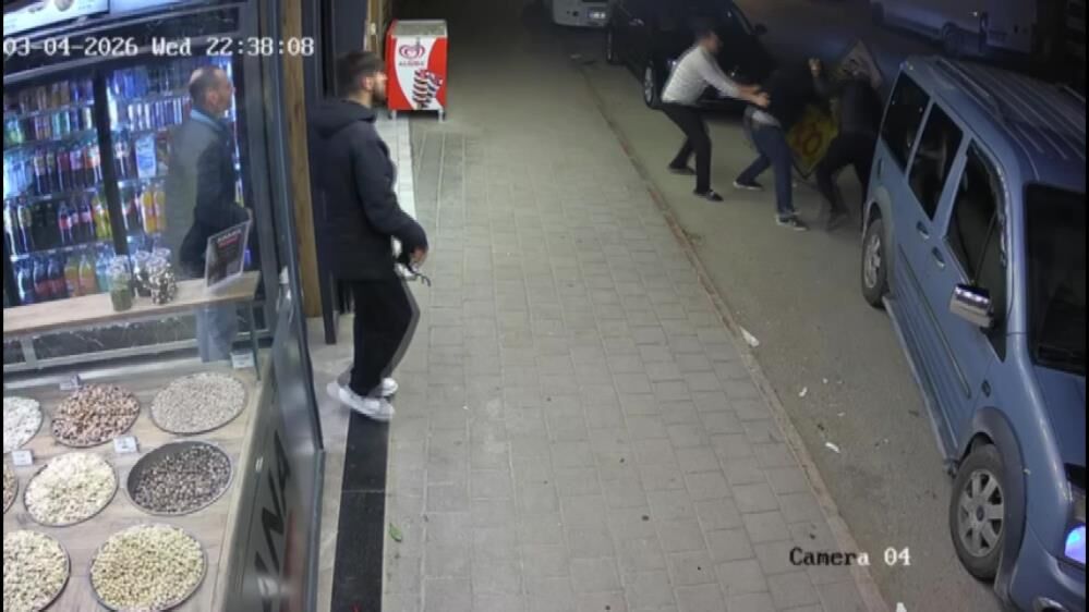 Sokak Ortasinda Kardes Kavgasi Aractan Inip Saldirdi O Anlar Guvenlik Kamerasinda (3)