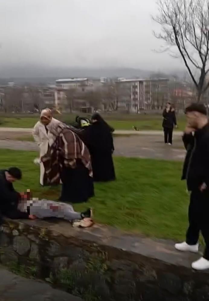 Sokak Ortasinda Vahset Bicakli Kavgada Bogazi Kesilen Adam Hayatini Kaybetti (3)