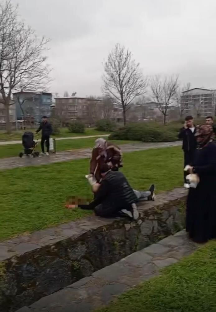 Sokak Ortasinda Vahset Bicakli Kavgada Bogazi Kesilen Adam Hayatini Kaybetti (4)