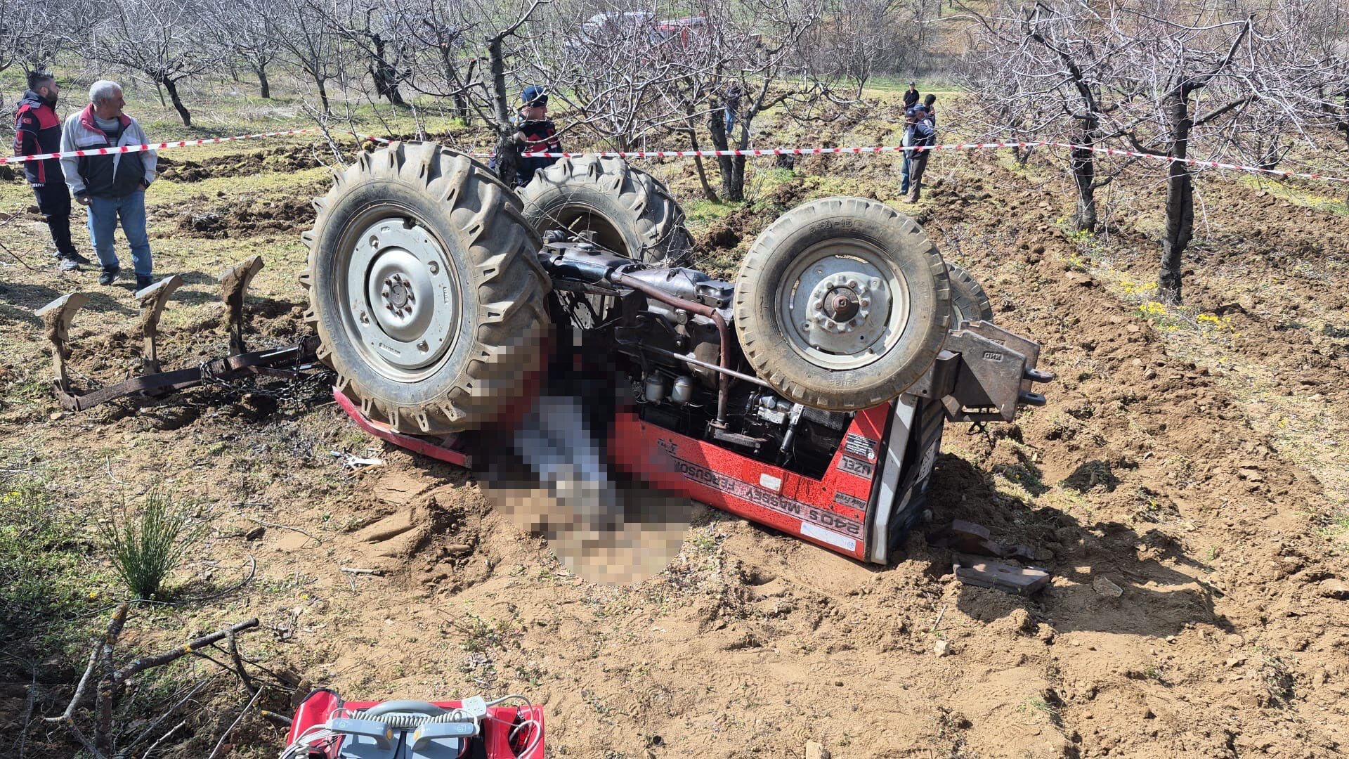 Tarlasini Surerken Canindan Oldu Devrilen Traktorun Altinda Kaldi-1