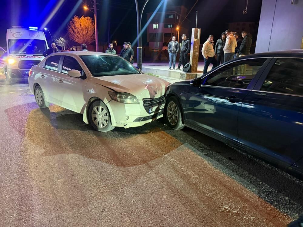 Telefonla Konusan Yaya Iki Arac Arasinda Kaldi Feci Kaza Guvenlik Kamerasina Yansidi (1)-1