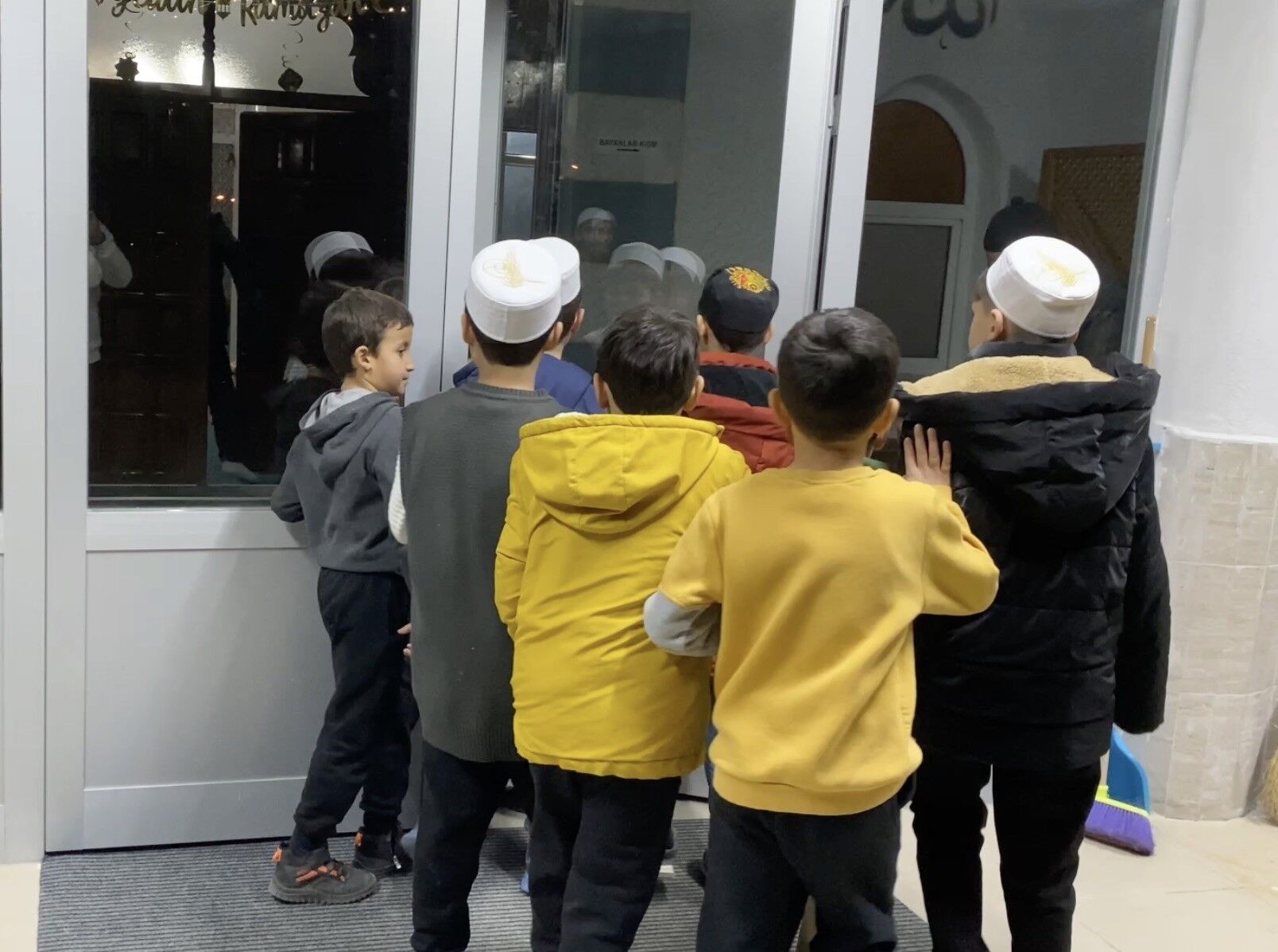 Teravih Cikisi Cocuklar Ayakkabilarindaki Surpriz Hediyelerle Saskina Dondu (1)-1