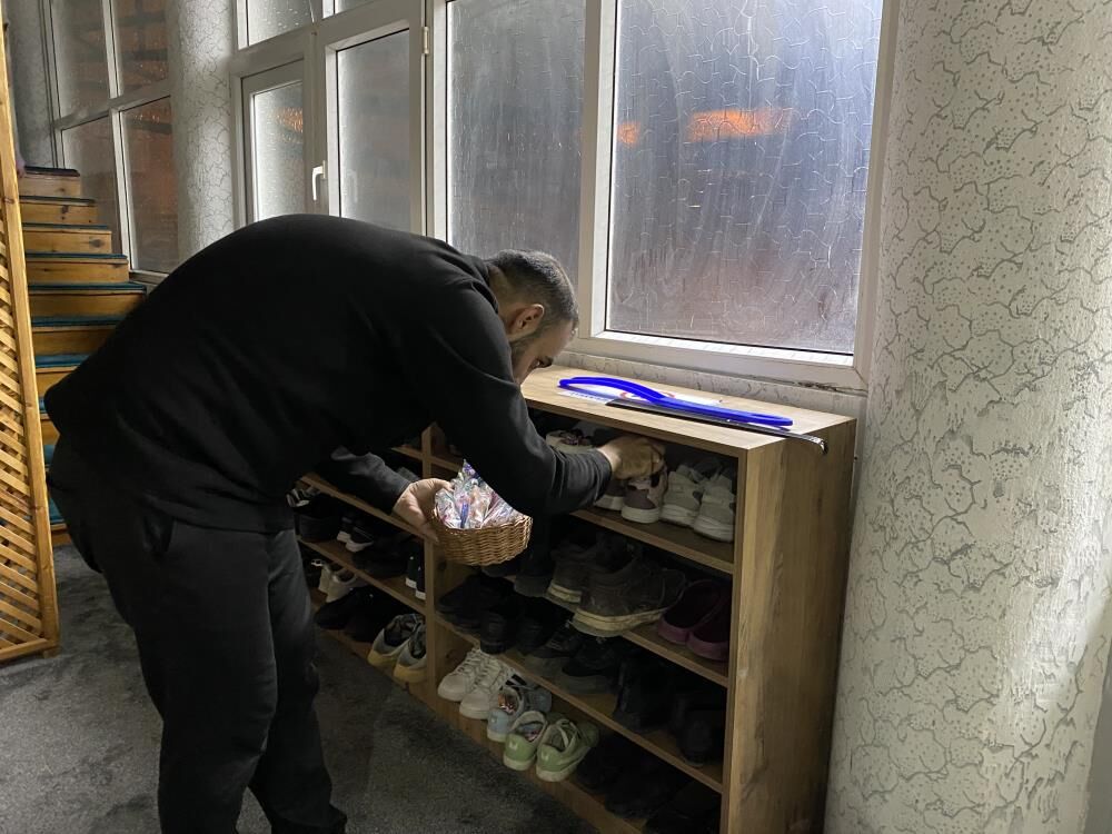 Teravih Cikisi Cocuklar Ayakkabilarindaki Surpriz Hediyelerle Saskina Dondu (3)