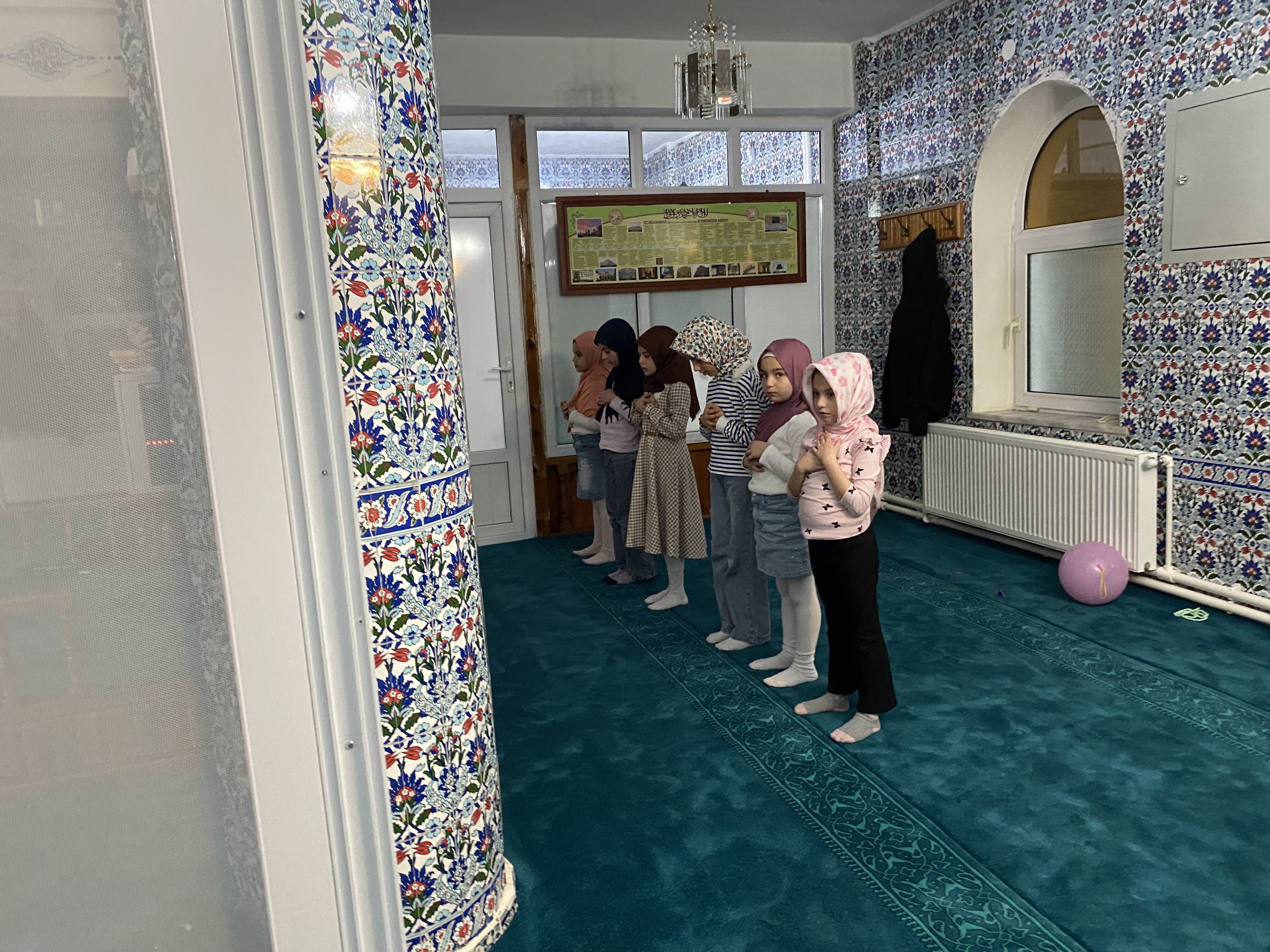 Teravih Cikisi Cocuklar Ayakkabilarindaki Surpriz Hediyelerle Saskina Dondu (4)