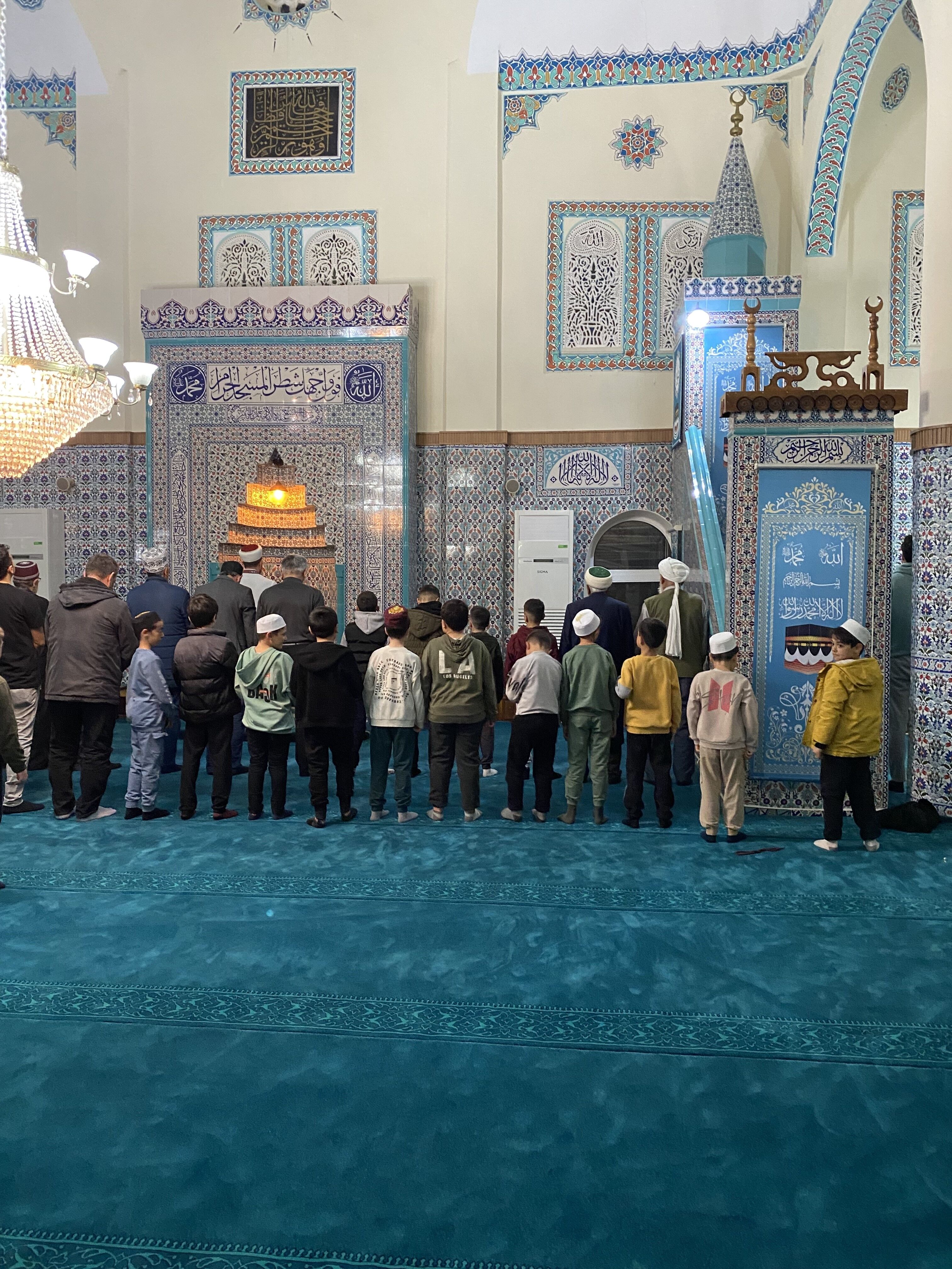 Teravih Cikisi Cocuklar Ayakkabilarindaki Surpriz Hediyelerle Saskina Dondu (5)