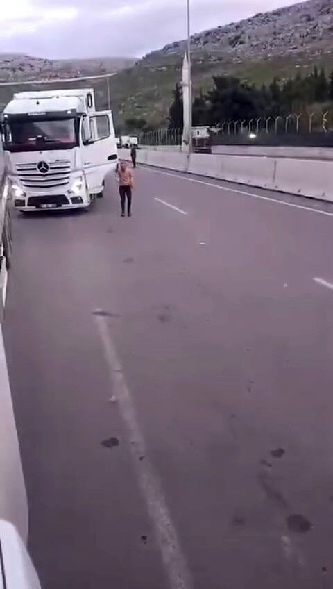 Tir Kavgasi Kamerada Aynama Vurdun Diyen Surucu Demir Sopa Salladi (3)