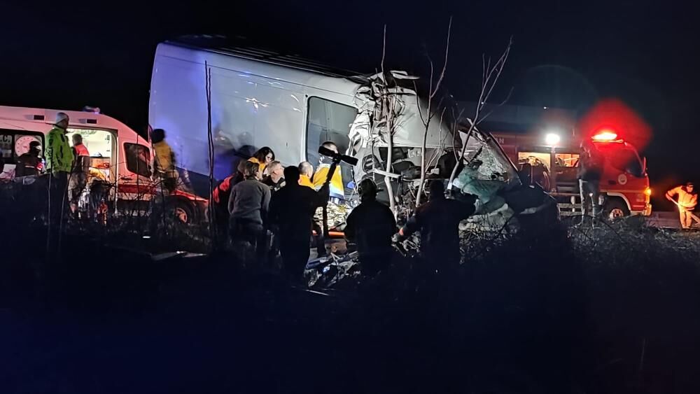 Tirin Dorsesine Ok Gibi Saplandi Kazada Kamyonet Hurdaya Dondu (1)