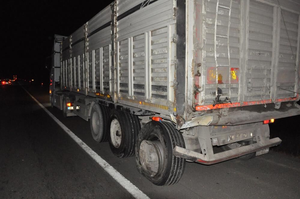 Tirin Dorsesine Ok Gibi Saplandi Kazada Kamyonet Hurdaya Dondu (3)