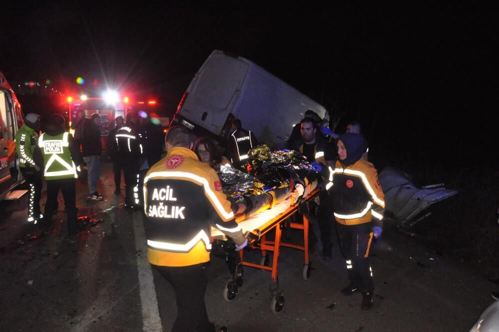 Tirin Dorsesine Ok Gibi Saplandi Kazada Kamyonet Hurdaya Dondu (4)