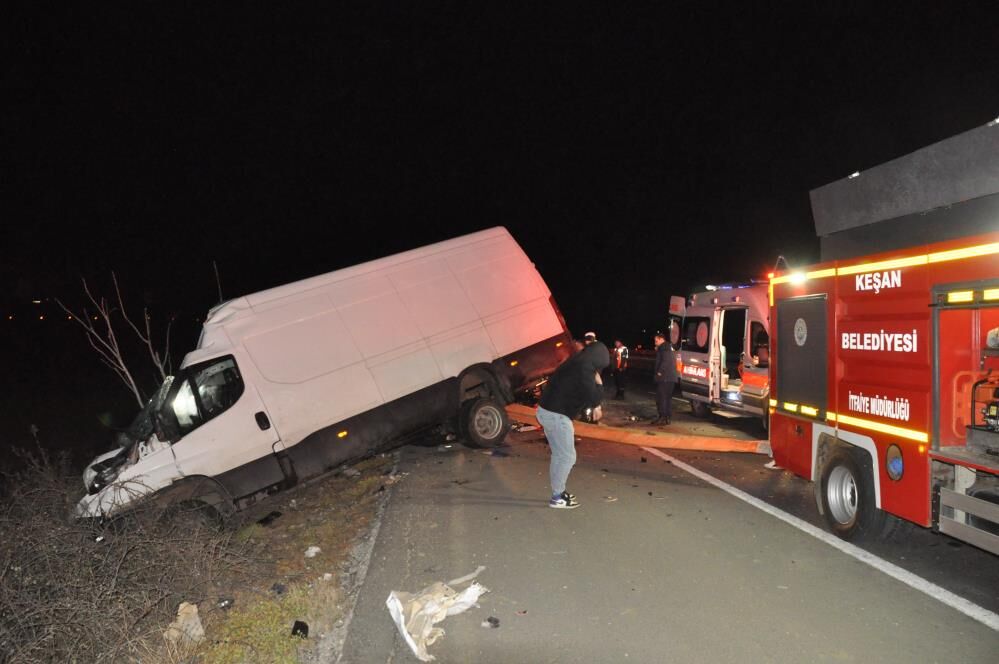 Tirin Dorsesine Ok Gibi Saplandi Kazada Kamyonet Hurdaya Dondu (5)