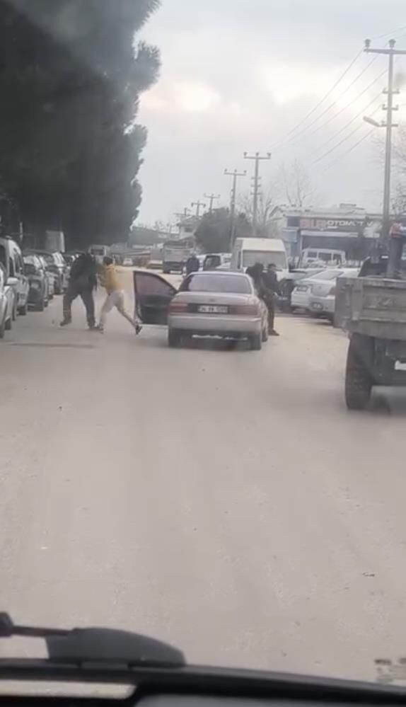 Trafigi Boks Ringine Cevirdiler Yumruk Yumruga Kavganin Bedeli Agir Oldu (2)