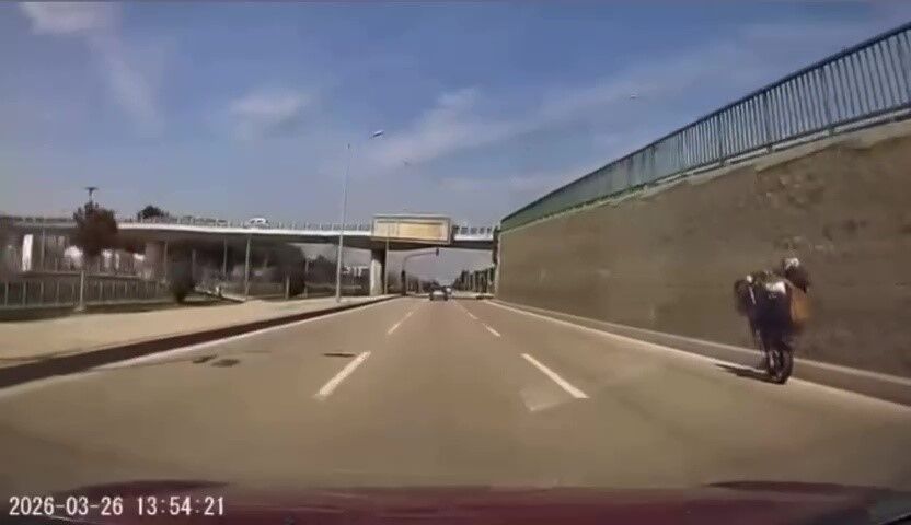 Trafiginde Olumune Sov On Kaldirarak Trafigin Ortasinda Gitti O Anlar Saniye Saniye Ka (1)-1