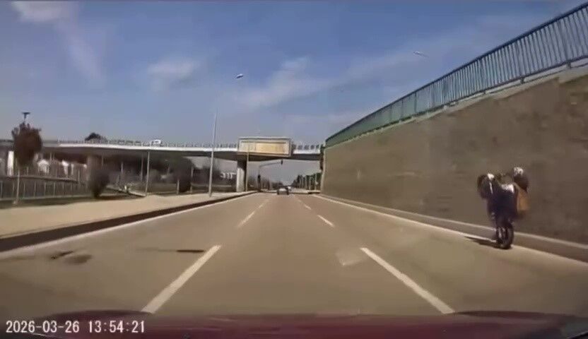 Trafiginde Olumune Sov On Kaldirarak Trafigin Ortasinda Gitti O Anlar Saniye Saniye Ka (3)