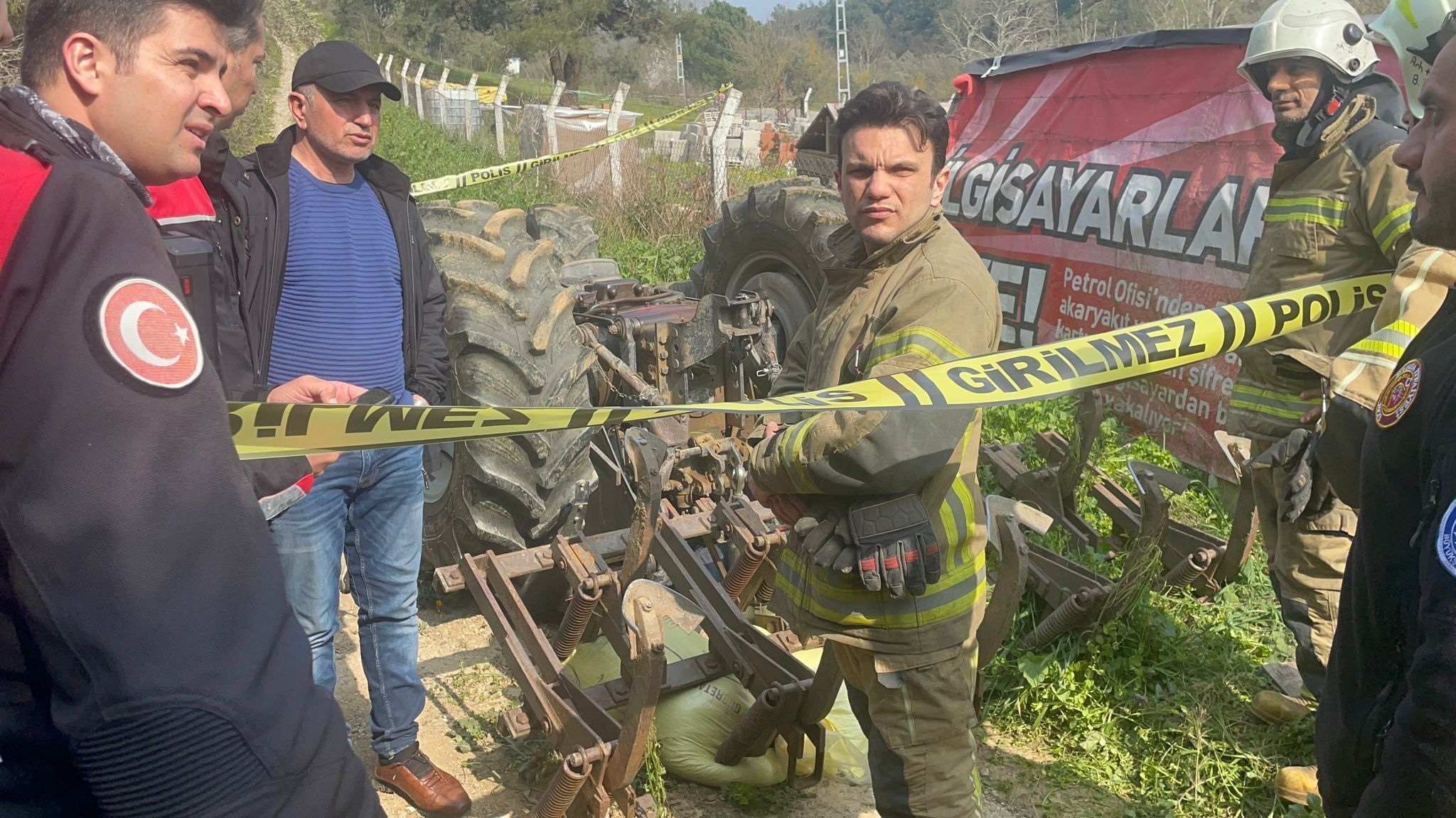 Traktor Faciasi Rampada Devrilen Aracin Altinda Kalan Surucu Can Verdi (1)-2