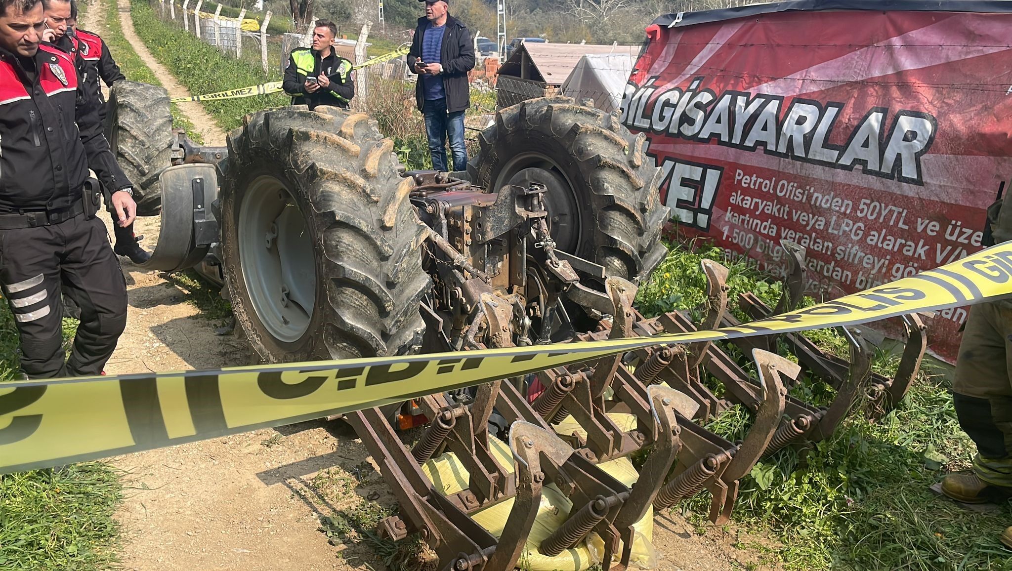 Traktor Faciasi Rampada Devrilen Aracin Altinda Kalan Surucu Can Verdi (3)